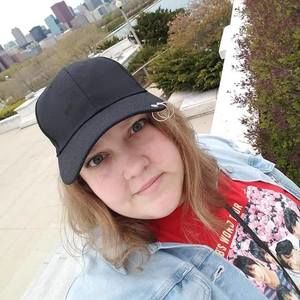 Meet your Posher, Larissa